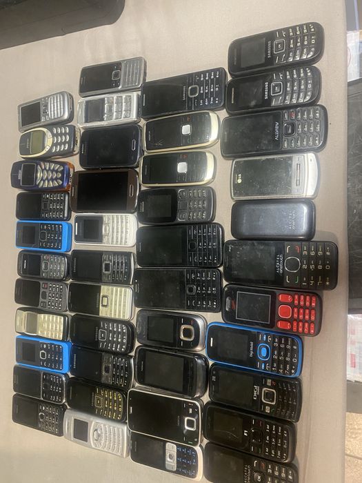 Vand telefoane 43 bucati, de colectie in stare buna de functionare