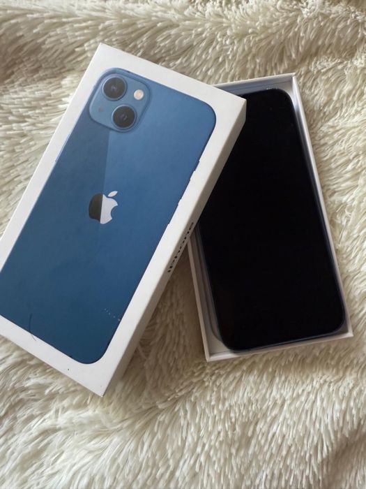 IPhone 13 в синем цвете