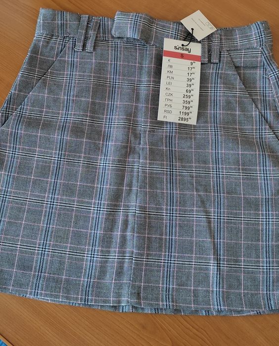 Vând fusta in carouri Sinsay