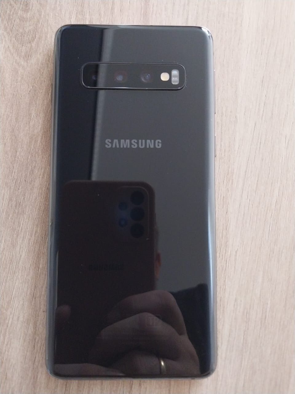 Продам телефон Samsung s10