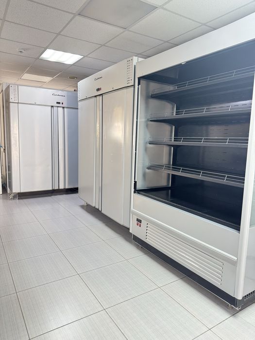 Продам 2 промышленных холодильных шкафа Carboma почти даром
