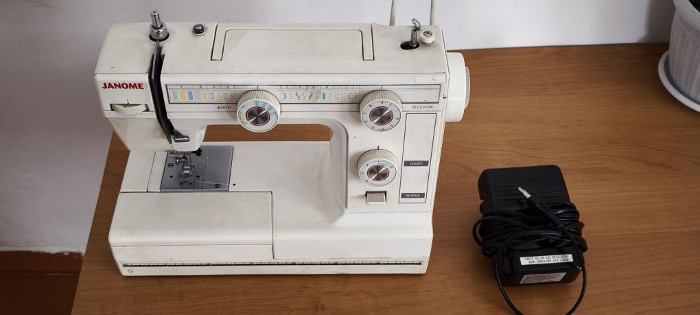Продам швейную машинку Janome.