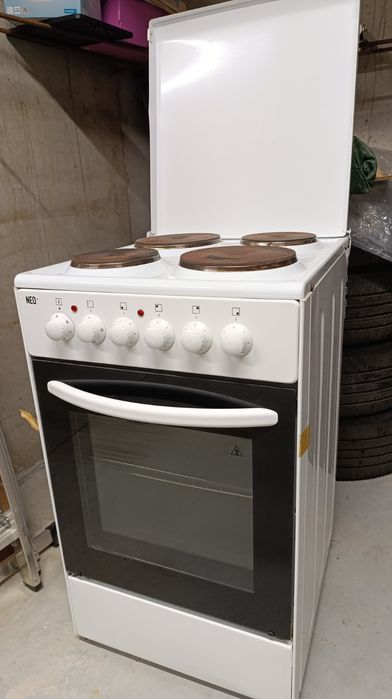 Готварска печка малко използвана почти нова, всичко работи безупречно.