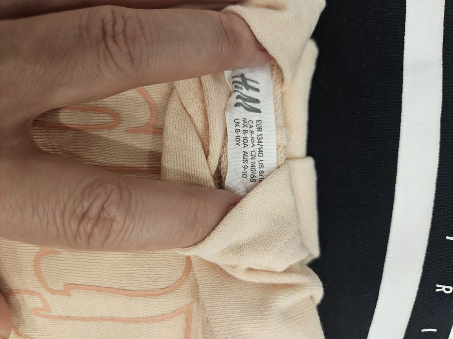 8-10г. Суитшъри  H&M коледна блузка и пухкав елек