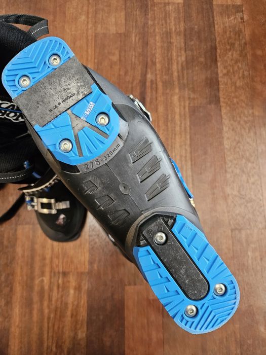 Комплект ски обувки, щеки и ски