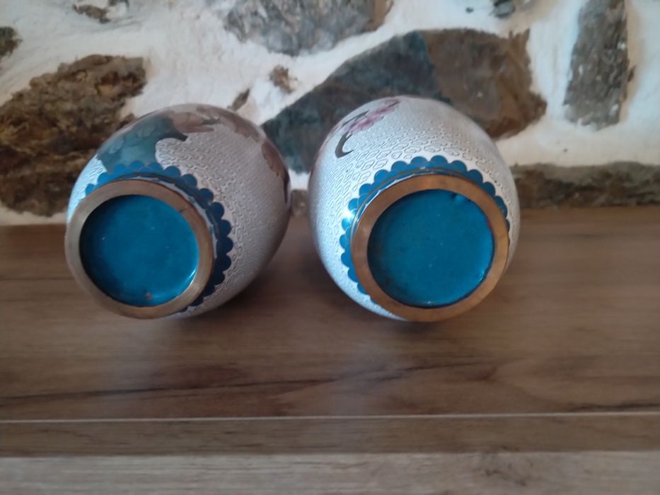 Продавам чифт антикварни вази бронз месинг клетъчен емаил