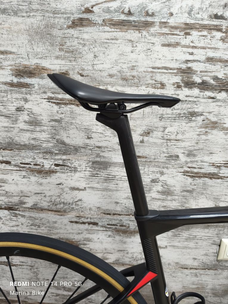Карбонов шосеен велосипед BMC Roadmachine 01 Ultegra Disc Fulcrum Zero