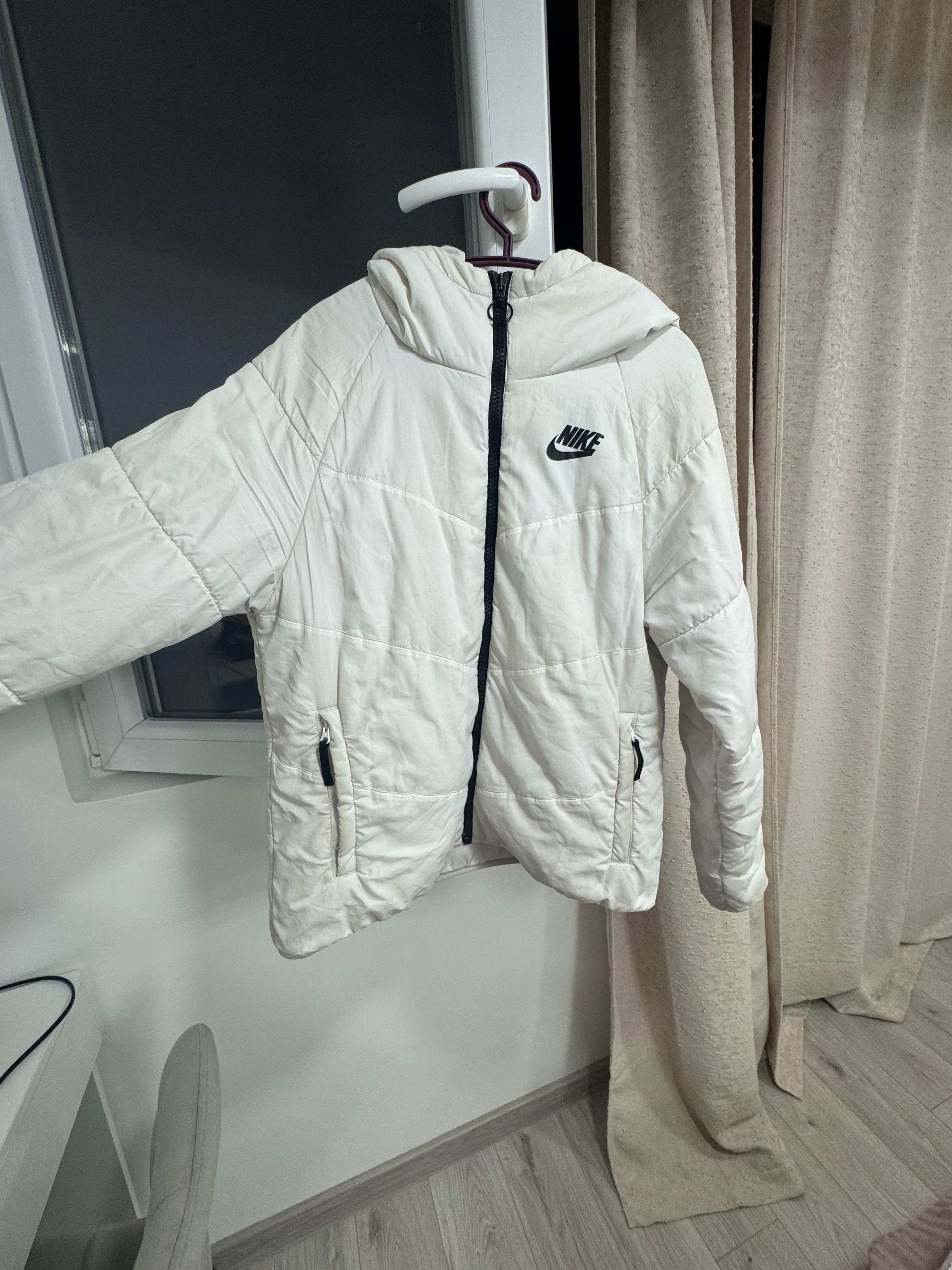 Зимно бяло оригинално яке на nike