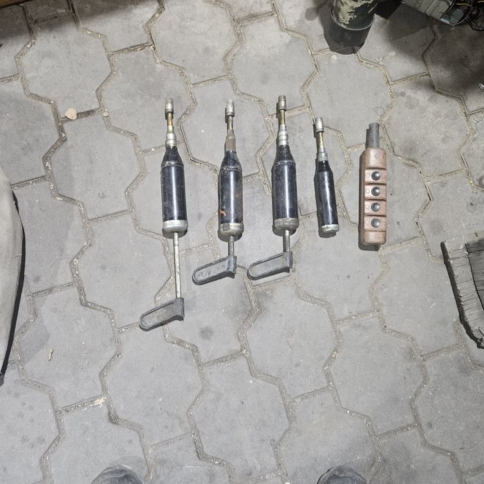 Продаю шприцы для смазки и пульт от кранбалки