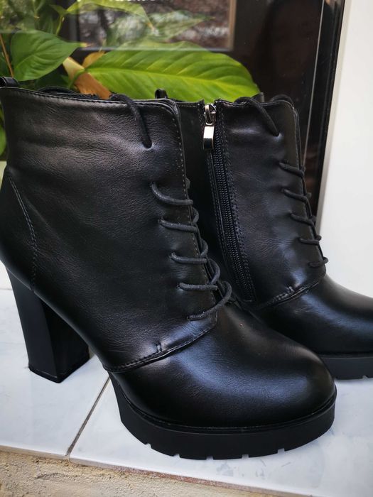 Елегантни дамски обувки/ тип боти