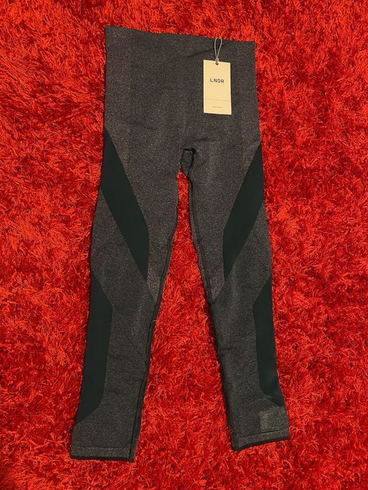 Vând Compleuri sport LNDR