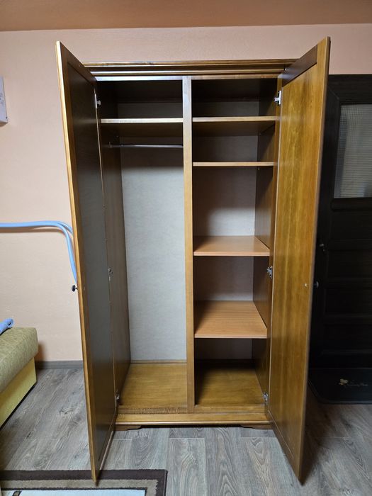 Гардероб двукрилен с огледало