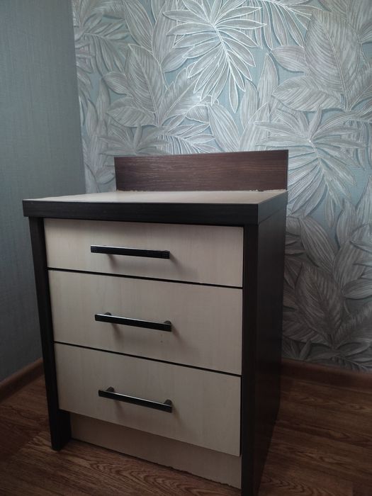 Продам  две тумбочками дерево