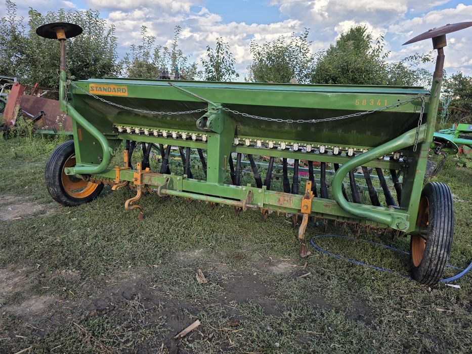 Semanatoare de paioase porumb lucerna 3 m metri Amazone D7