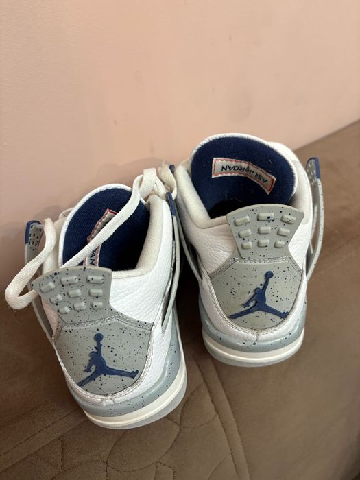 Vând adidași Nike Jordan 4
