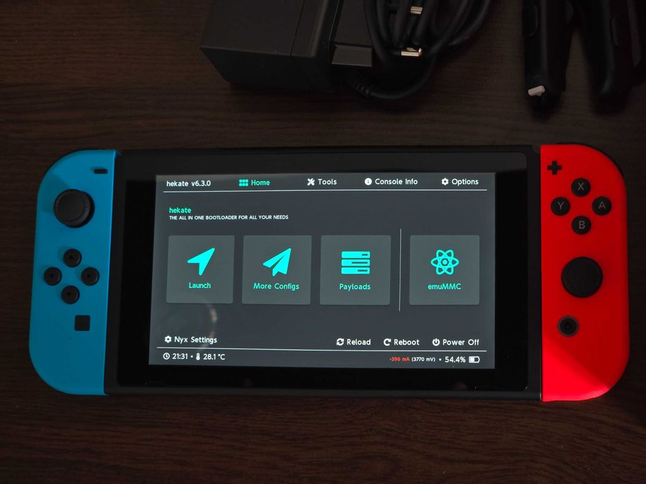 Nintendo Switch + 128гб карта памет + чип и всички аксесоари