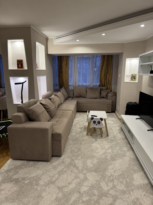 Продам диван для гостиной, почти новый.