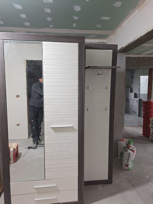 Cuier cu dulap adus din Austria