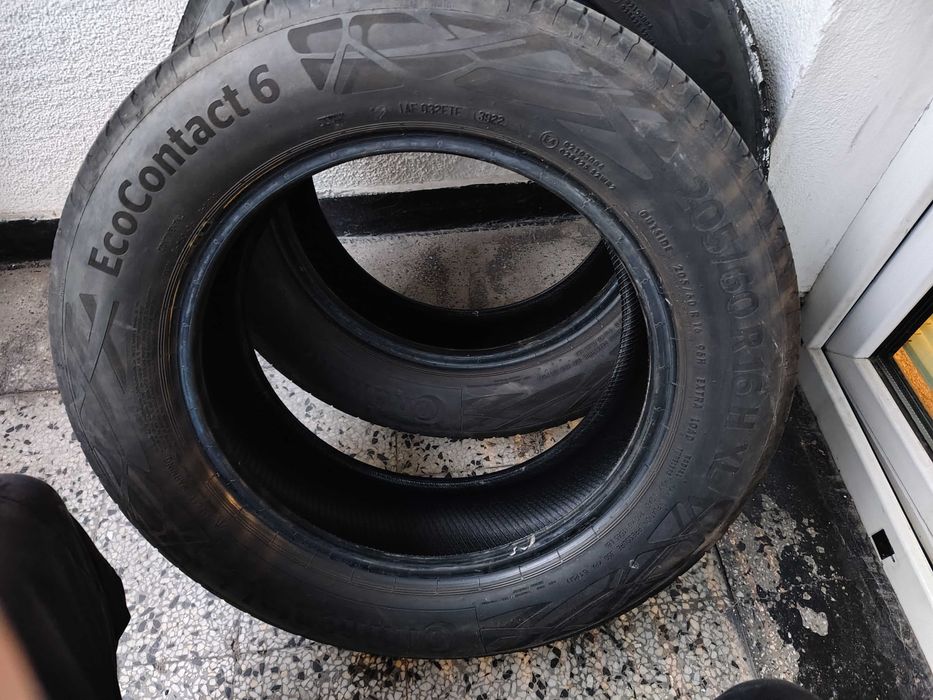 Продавам 2 броя гуми.