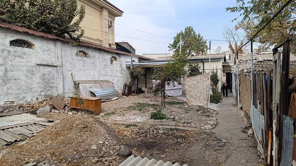 Коттедж в Мирабадском р-не, общий двор