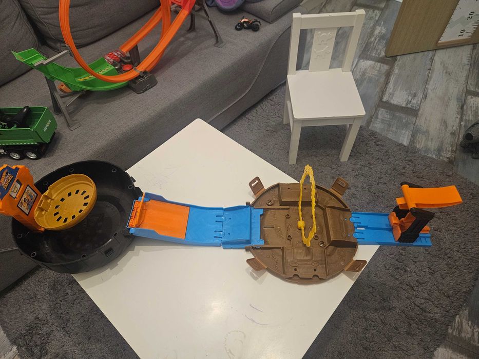 Продават се всички Hotwheels писти и Hotwheels city части за 45лв