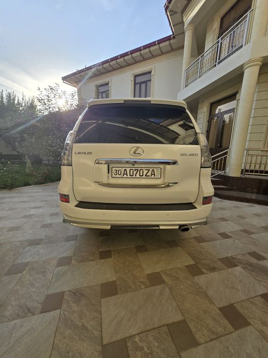 Lexus GX 460 v xoroshem sostoyanii