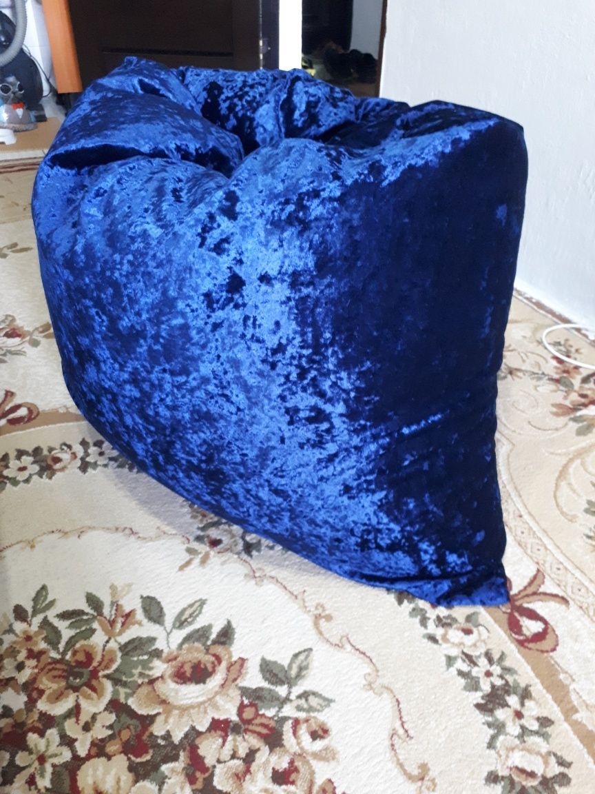 Бескаркасная подушка ( кресло)