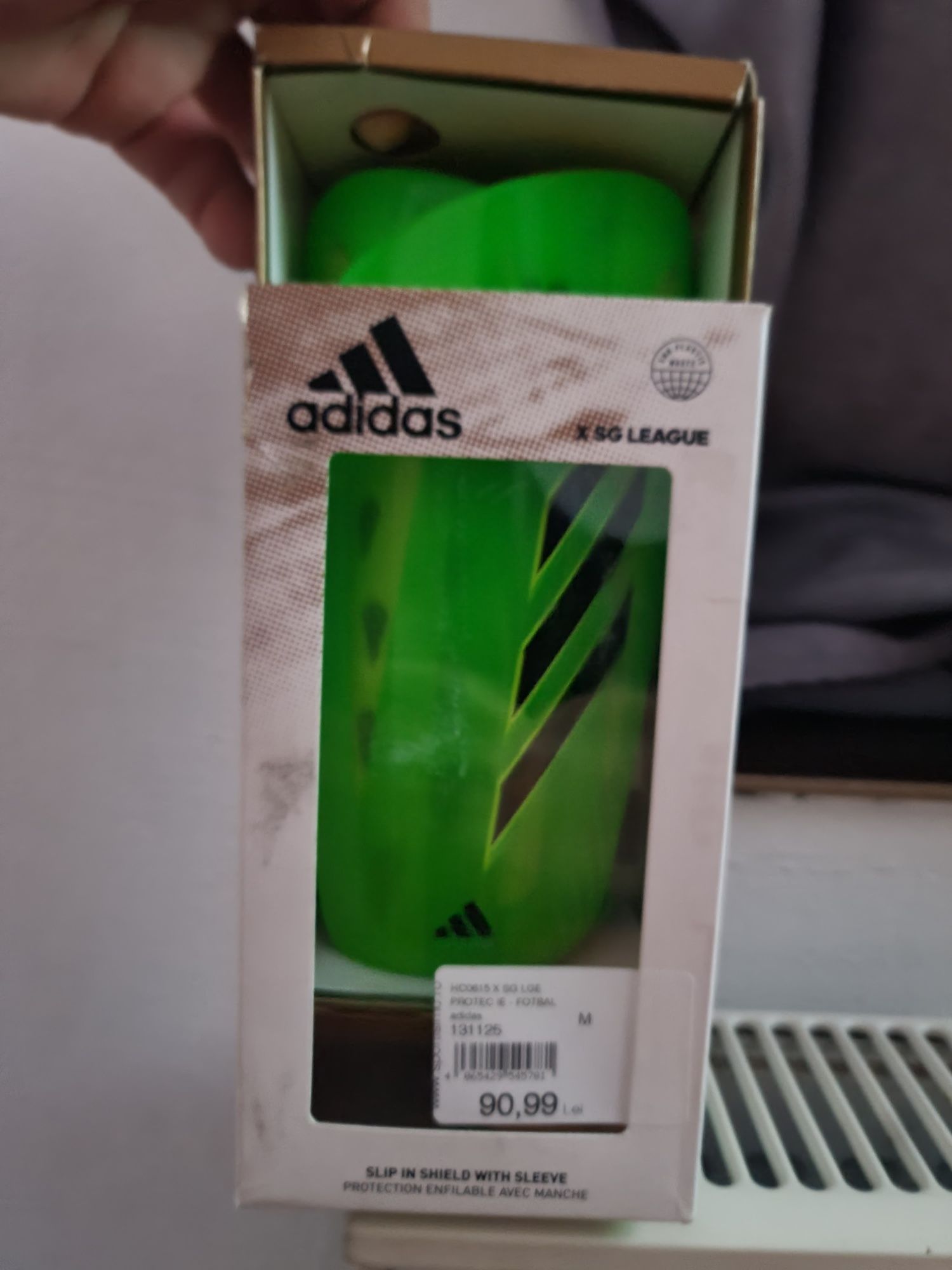 Vand apărători originale Adidas  noi.