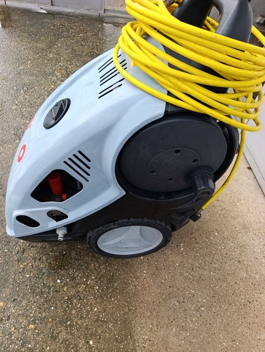 Машинно отпушване на канали с професионална машина.