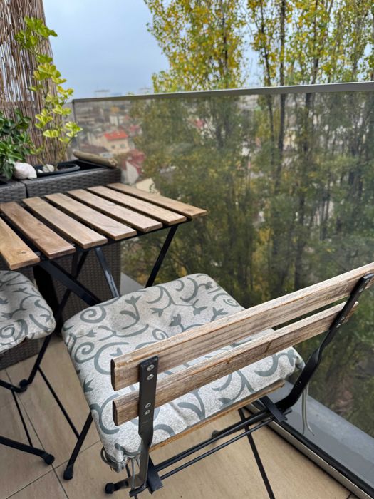 Set masa Ikea cu 2 scaune si perne (model Tarno)