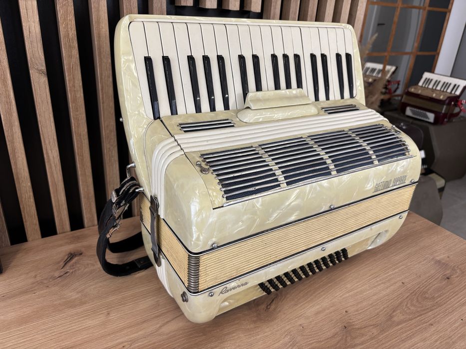 Vand acordeon Italian Septimio Soprani cu 48 de basi