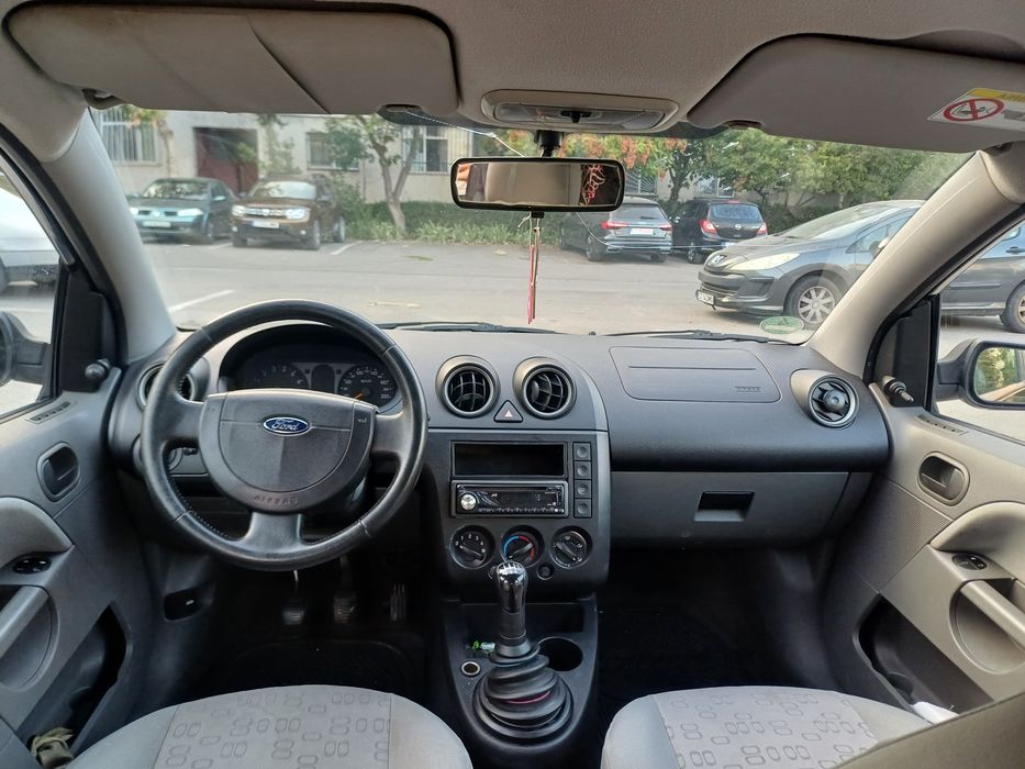 Vând Ford fiesta 1.4 benzina