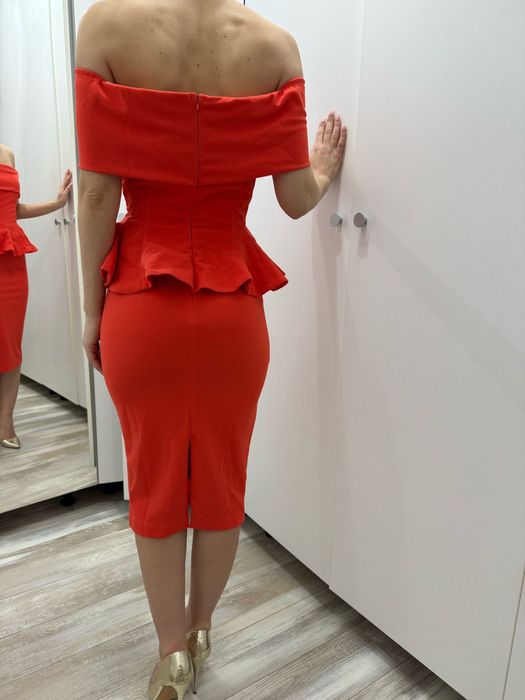 Rochie rosie cu umerii goi