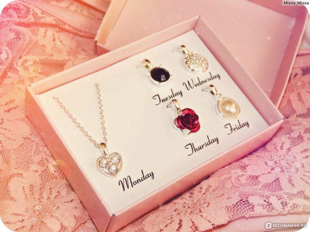 Set lantisor+ 5 pandantive Avon