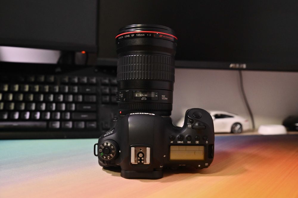 Vand Canon 6D Mark II 2 Utilizat, Separat sau impreuna cu Canon 135 MM