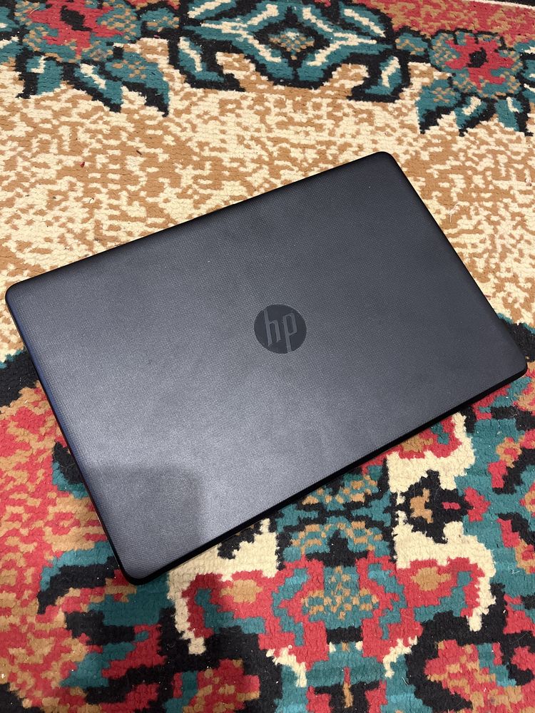 Laptop HP . Culoare:negru
