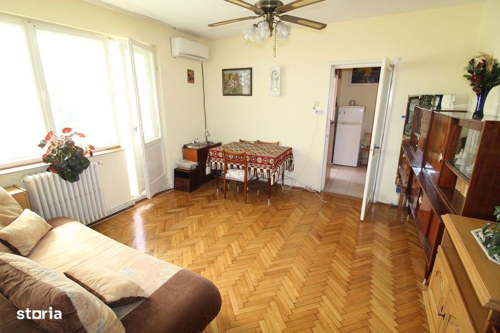 Vând apartament 2 camere în Hunedoara, zona Teatru-Str.G. Enescu, et 3