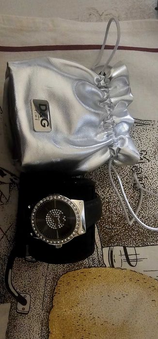 Чисто нов дамски часовнициD&G, и Versace уникален Перфектен Подарък!!