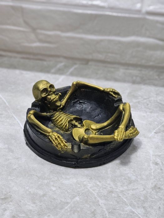 Пепелници с черепи и скелети