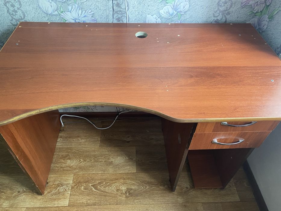 Продам компьютерный стол