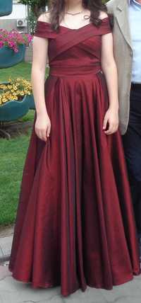 Бална рокля с уникално преливащ се цвят бордо, размер M