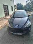 Peugeot 308 cu remorcă