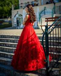 Червена дизайнерска бална рокля