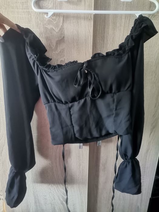 Bluza casual neagra cu volănașe fără umăr