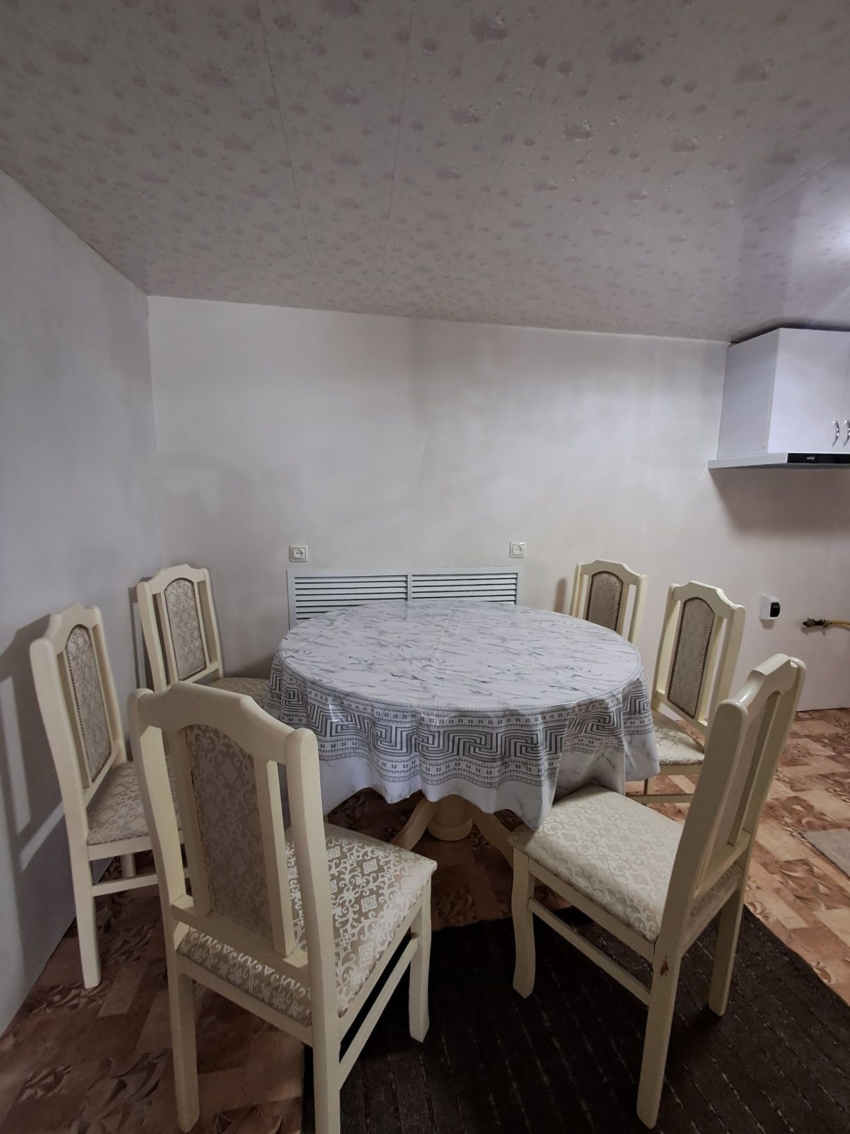 Круглый стол и стулья