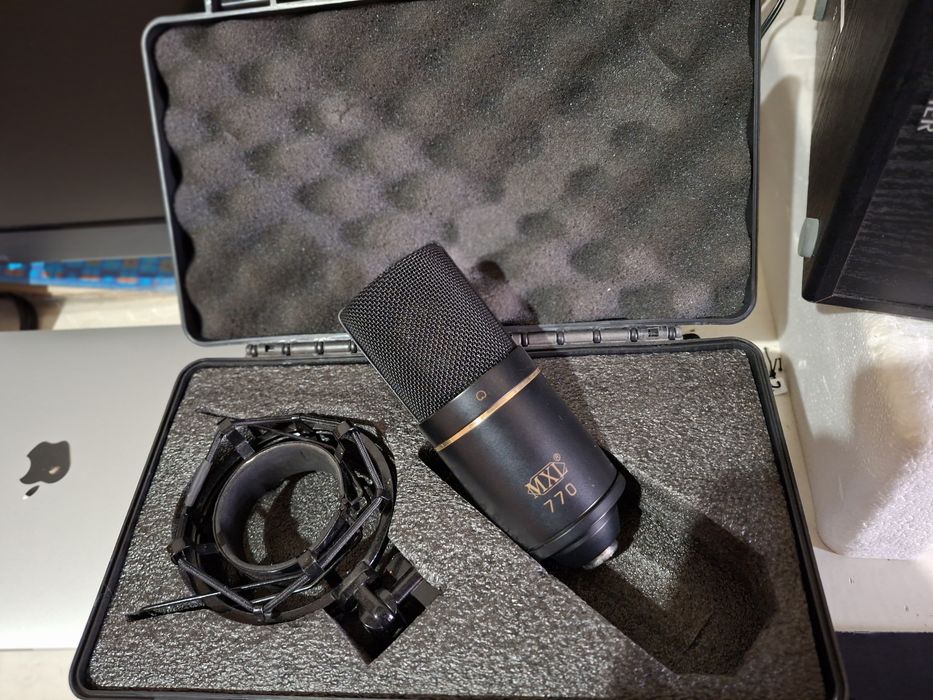 Studio jihozlari Focusrite Saffire 6 Mxl 770 micrafon sotiladi
