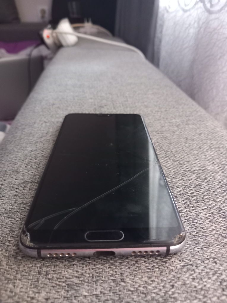 Huawei p20 pro , spate și display spart, nu se deschide