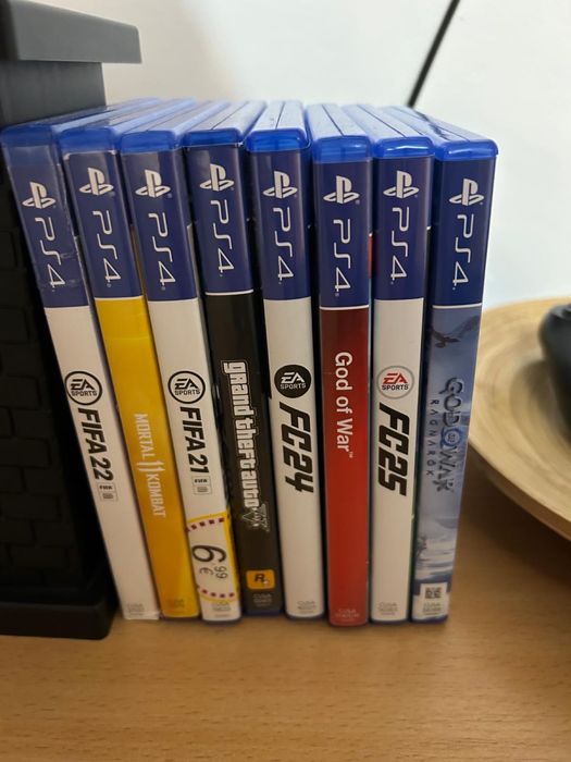 Vand PS4, 2 manete si 8 jocuri