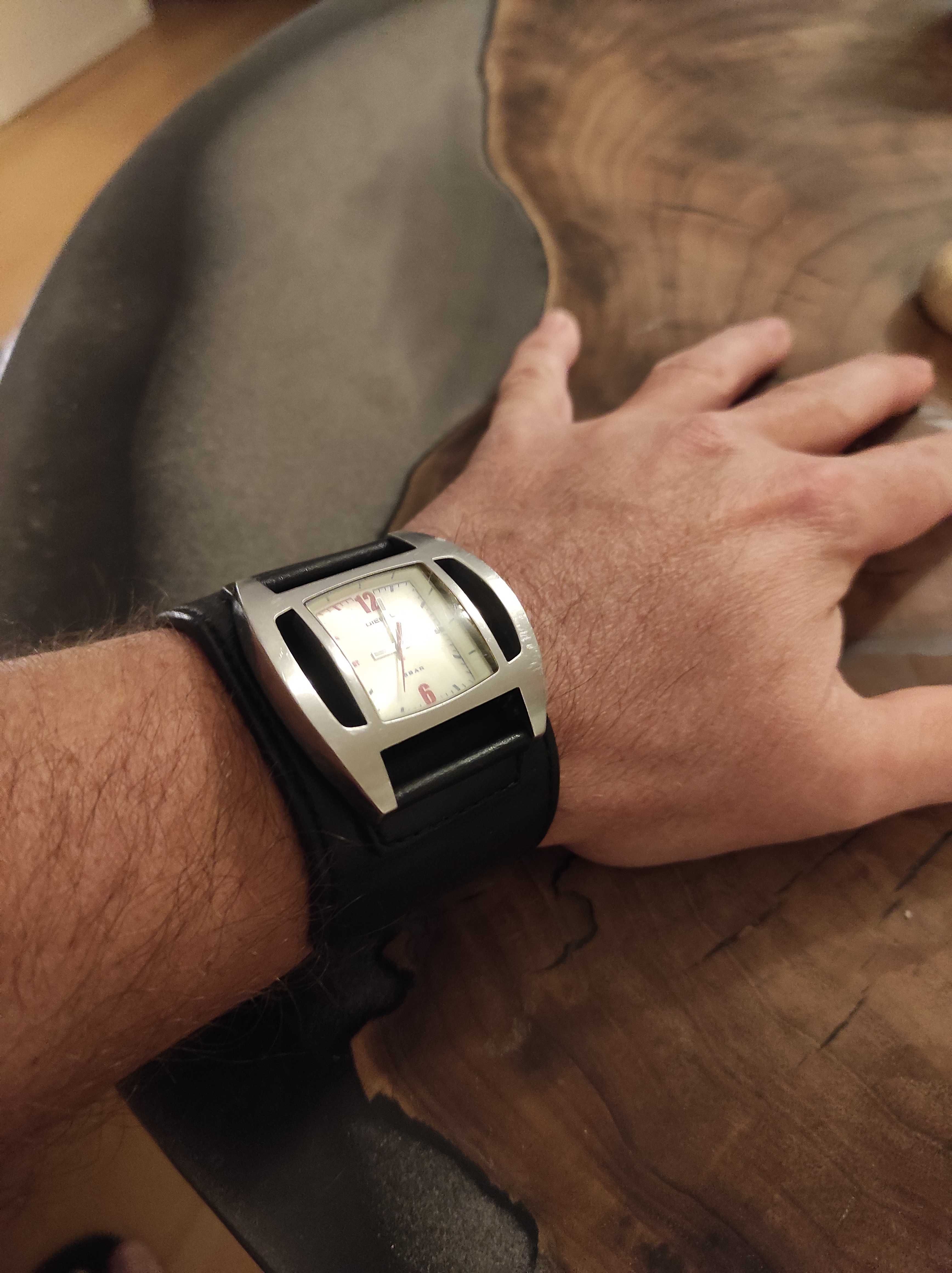 Оригинален часовник Diesel с черна каишка от естествена кожа