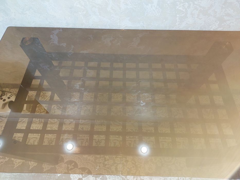 Продаю стеклянный стол